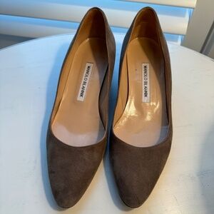 Manolo Blahnik Suede Pumps in Taupe suede